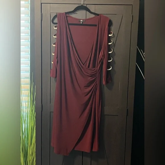 Elegant Burgundy Draped Dress - Picture 4 of 7